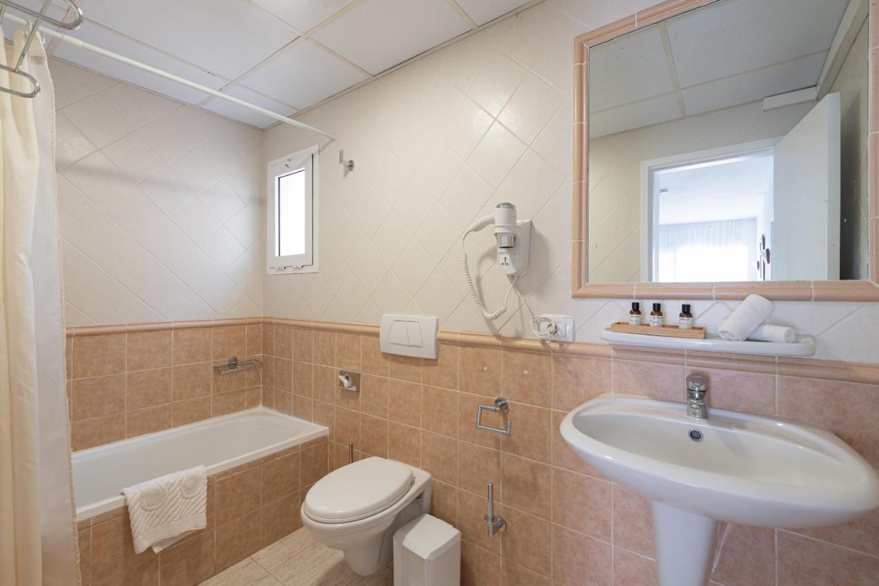 Apartamento 1 Con Terraza Y Piscina En Apartment *