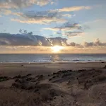 Sunrise Surf House, Big Garden, Hot Tub, Parking, Super-Fast Free Wi-Fi