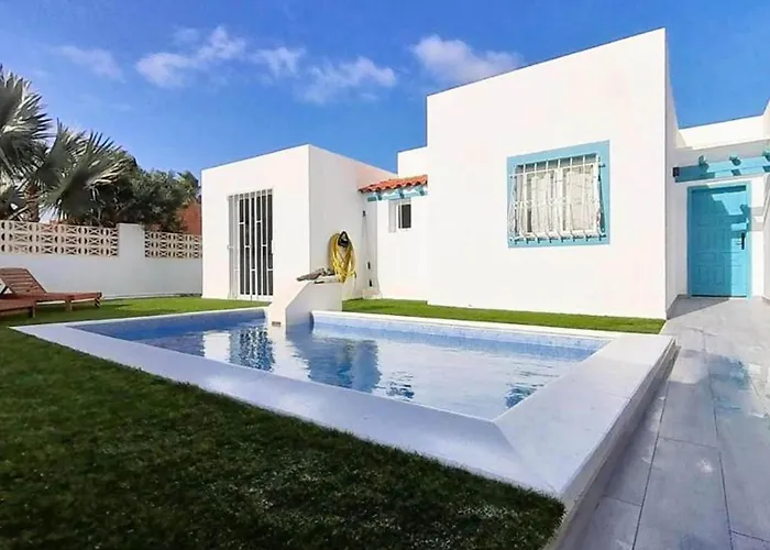 Villa With Pool And Private Access To The Beach