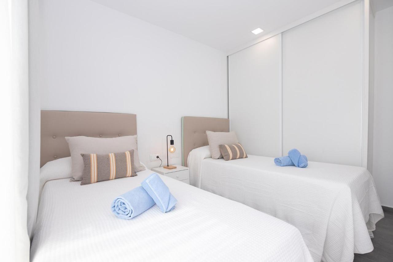 Family 1 Beachfront By Holidays Appartement