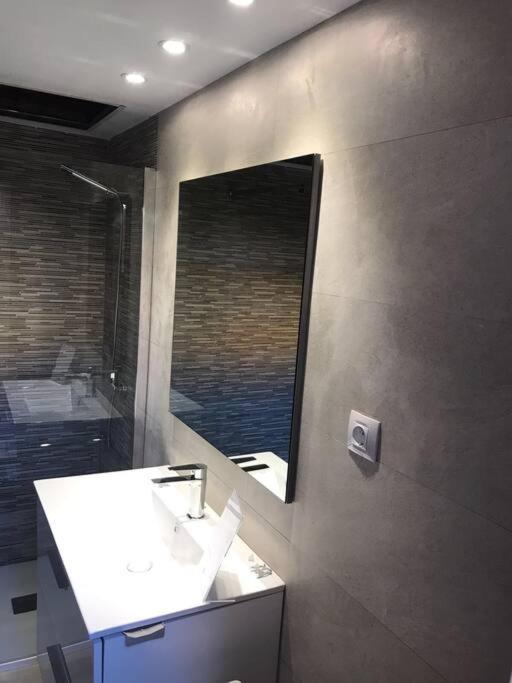 Modern Apartment *
