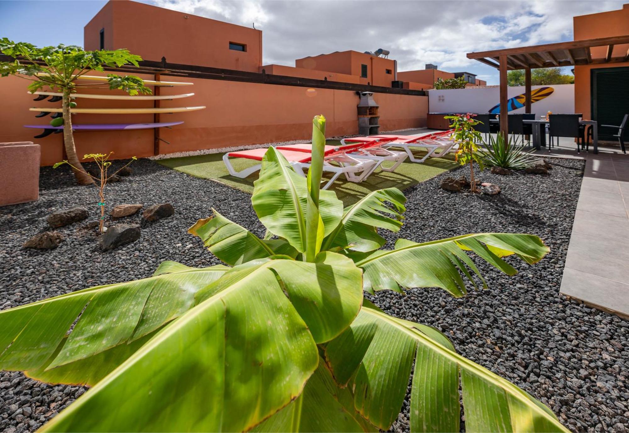 Sunrise Surf House, Big Garden, Hot Tub, Parking, Super-fast Free Wi-fi Corralejo