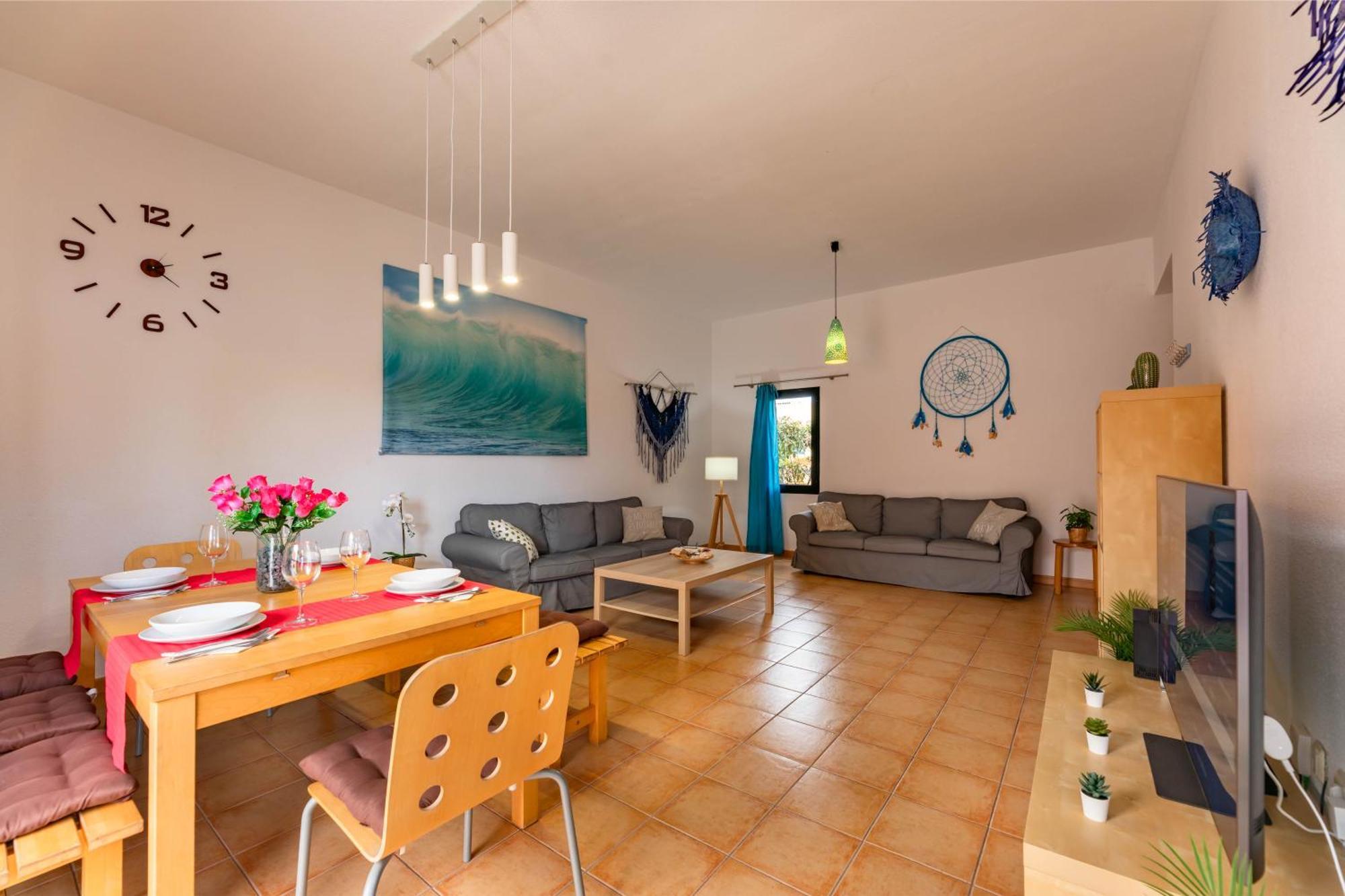 Sunrise Surf House, Big Garden, Hot Tub, Parking, Super-fast Free Wi-fi * Corralejo