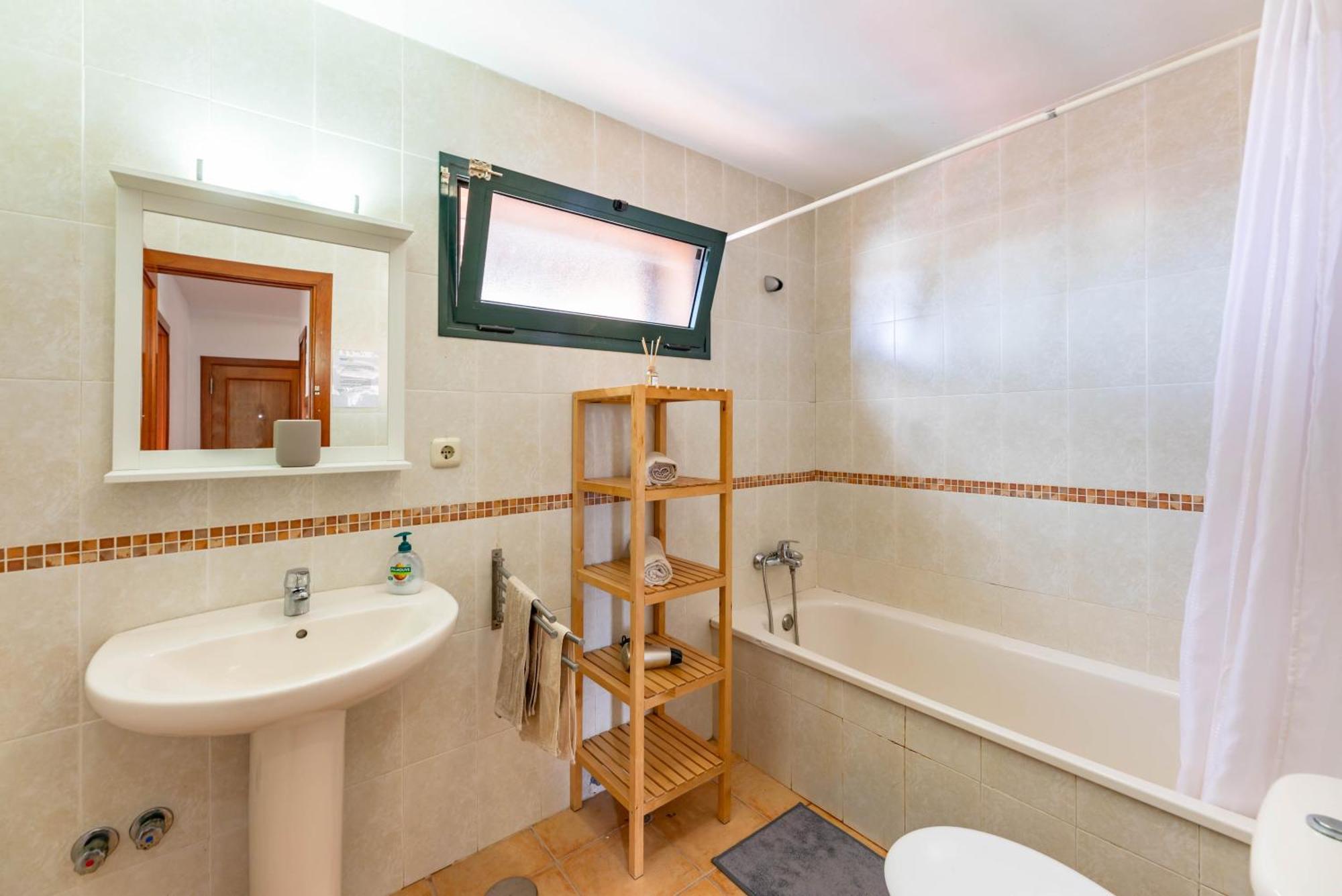 Sunrise Surf House, Big Garden, Hot Tub, Parking, Super-fast Free Wi-fi Сasa de vacaciones *