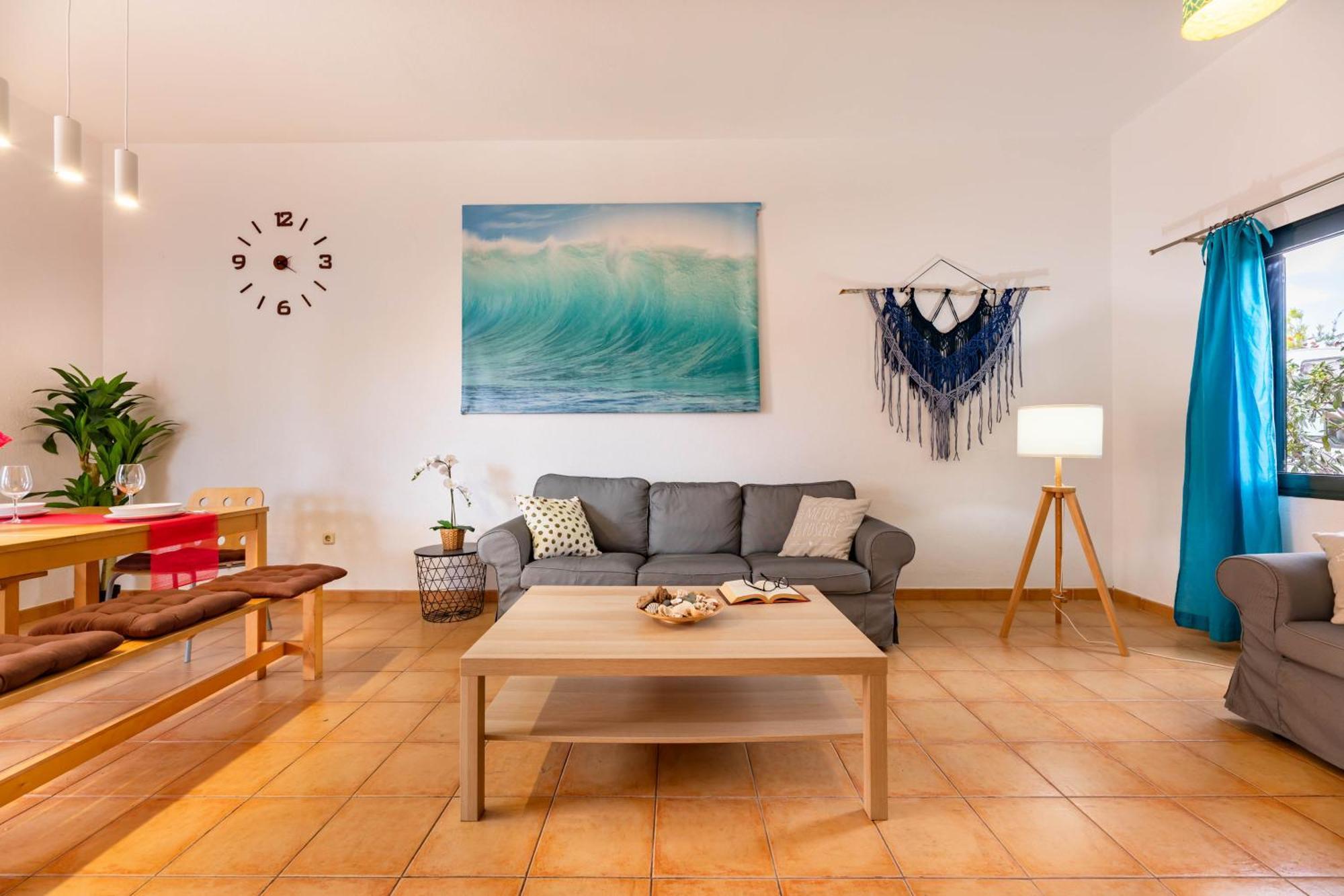 Sunrise Surf House, Big Garden, Hot Tub, Parking, Super-fast Free Wi-fi * Corralejo