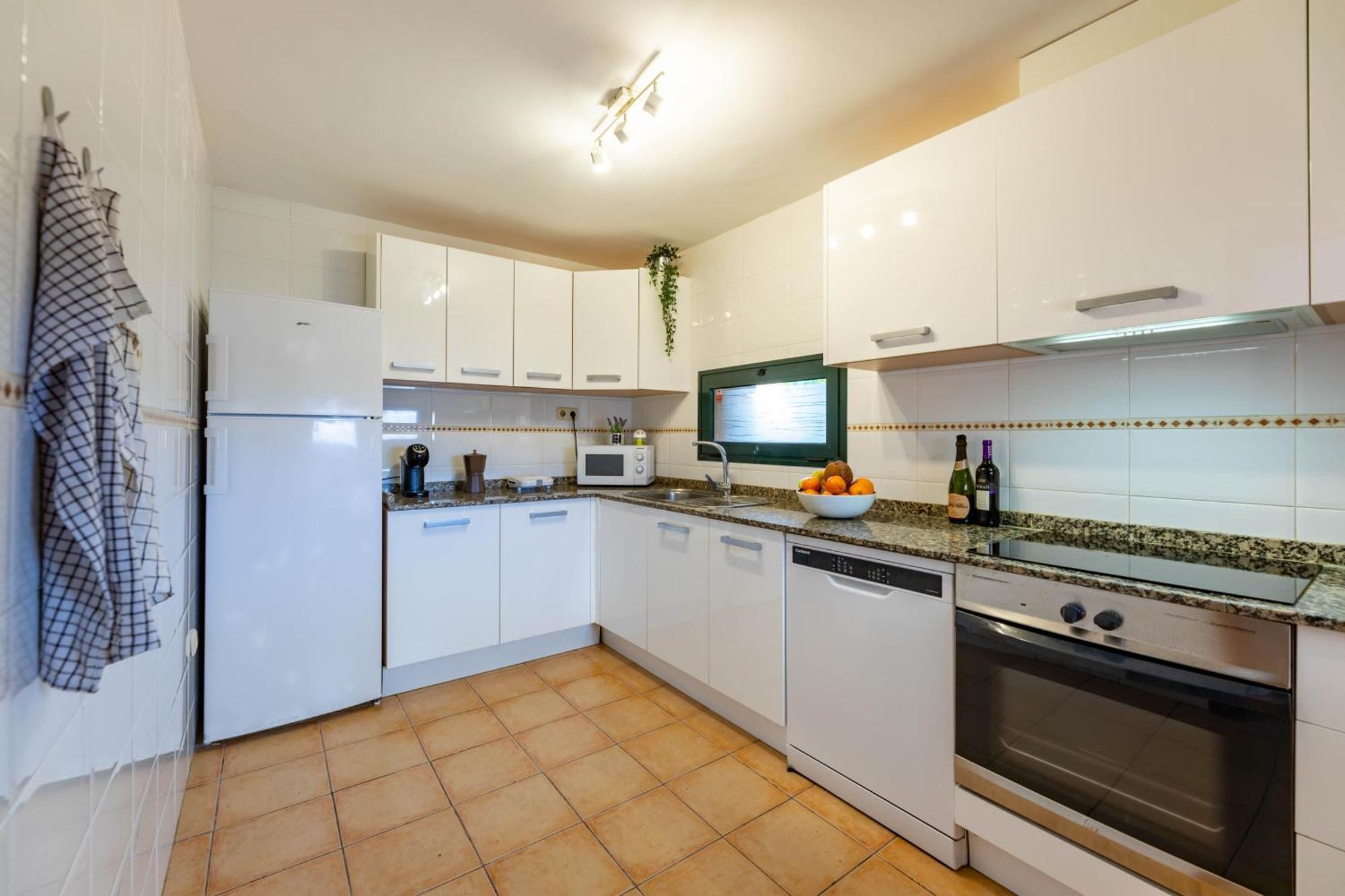 Sunrise Surf House, Big Garden, Hot Tub, Parking, Super-fast Free Wi-fi Сasa de vacaciones Corralejo