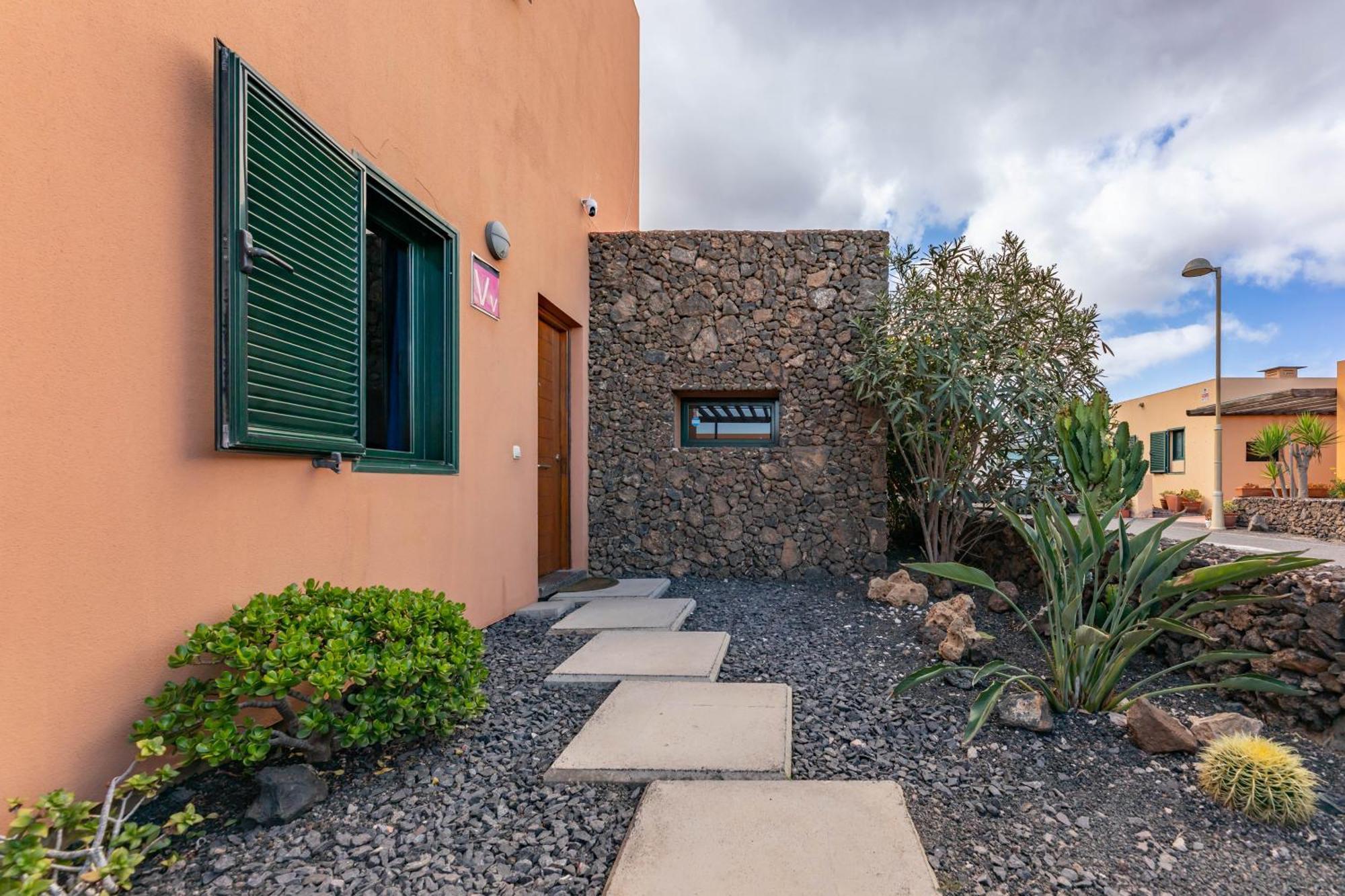 Sunrise Surf House, Big Garden, Hot Tub, Parking, Super-fast Free Wi-fi * Corralejo