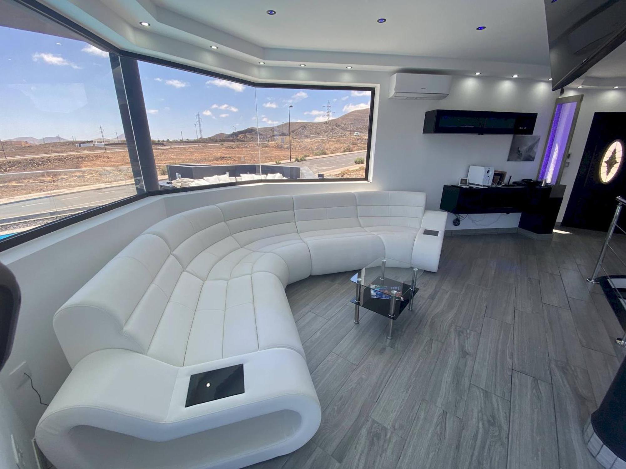 Poseidon With Private Heated Pool, Sauna And Stunning Volcano Views By Amazzzing Travel Villa
