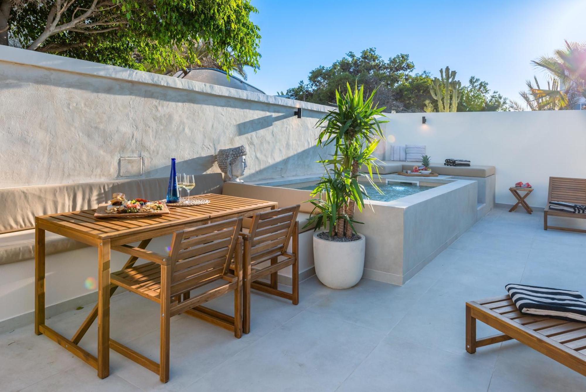 Urban Chill Private Pool By Holidays Apartment