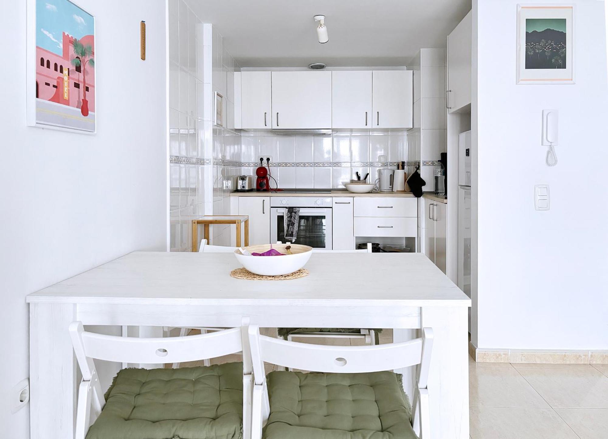 Luna De Lobos: Bright And Cozy In Bristol
