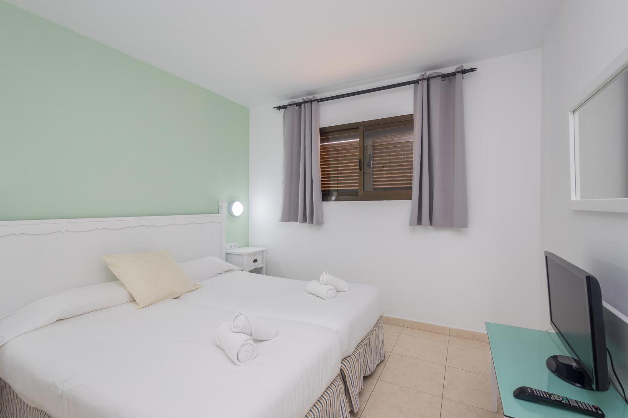 Oasis Royal 14 Vista Piscina By Lightbooking *