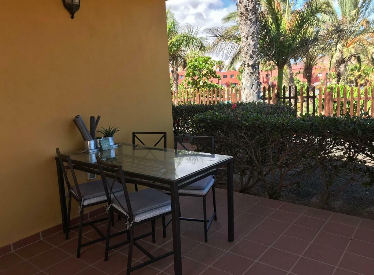 Tropical Garden Retreat: Private Terrace & Pool Oasis Apartment *