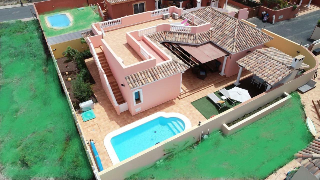 Villa Bella Lucia 1. Piscina Climatizada, Wifi, Bbq. Corralejo