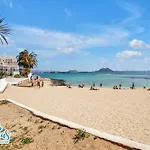 Hibiscus House, Charming 1-Bed Flat Located 300 M From The Beach