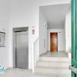 Hibiscus House, Charming 1-Bed Flat Located 300 M From The Beach