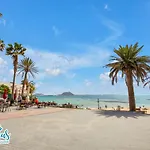 Hibiscus House, Charming 1-Bed Flat Located 300 M From The Beach