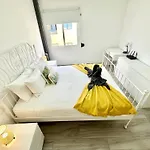Mango Sorbet Super Central, 3 Desks, High Speed Internet, 3 Bedrooms And 2 Bathrooms