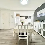 Mango Sorbet Super Central, 3 Desks, High Speed Internet, 3 Bedrooms And 2 Bathrooms