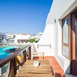 Ineika In Corralejo - Balcony & Poolside