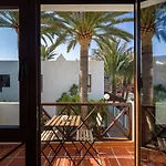 Ineika In Corralejo - Balcony & Poolside