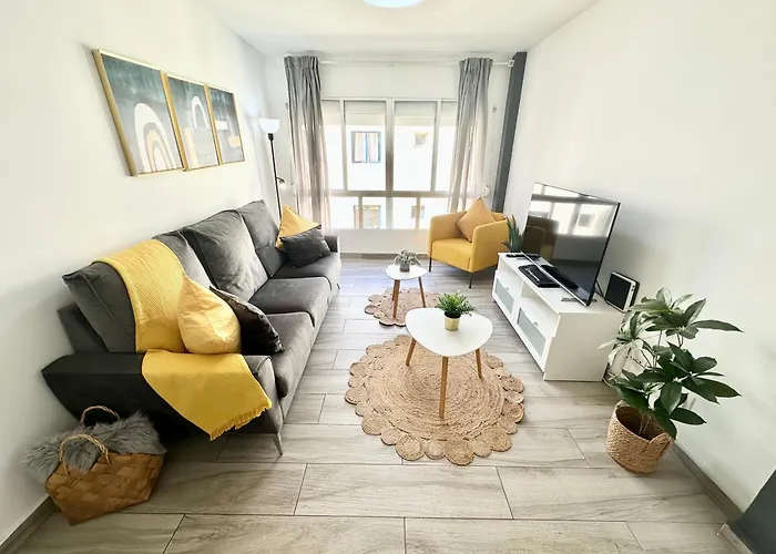 Mango Sorbet Super Central, 3 Desks, High Speed Internet, 3 Bedrooms And 2 Bathrooms