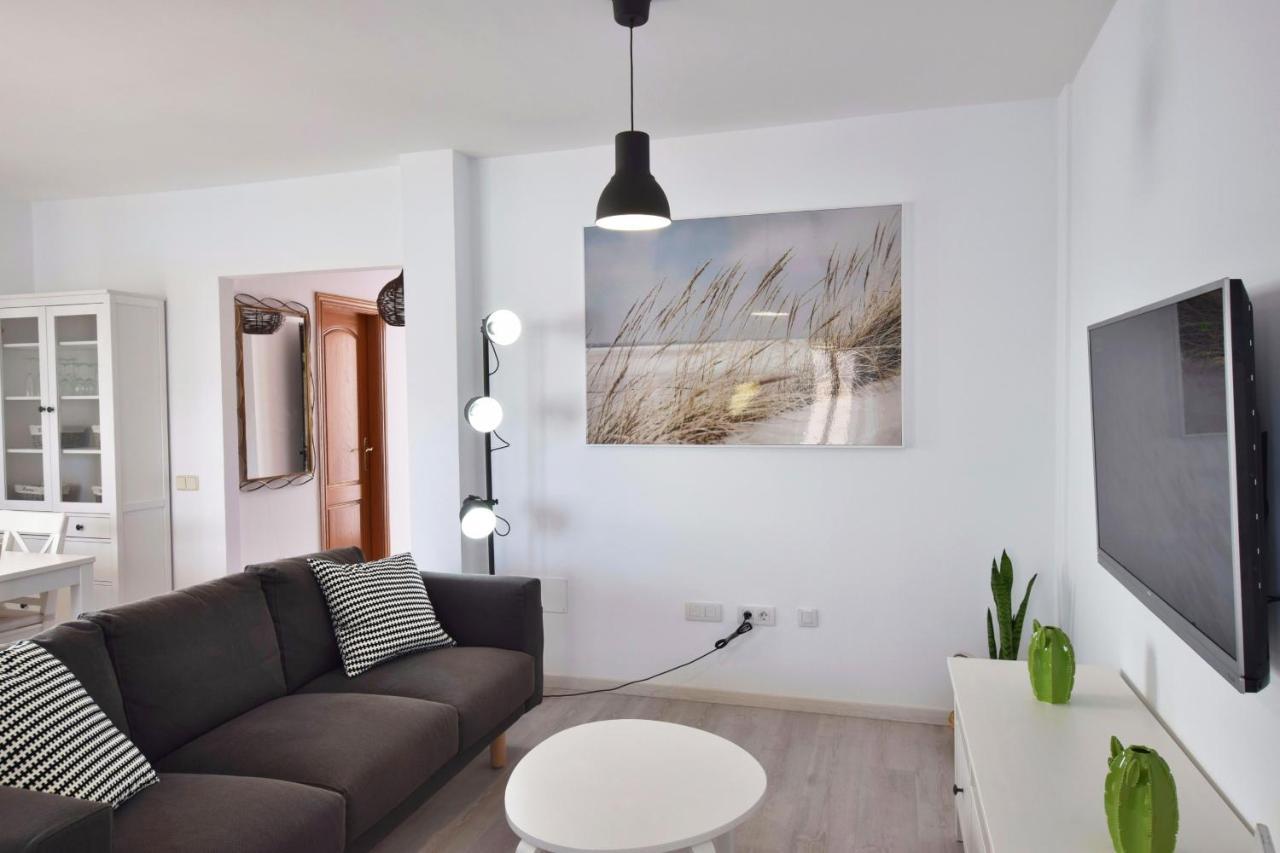 Blue With Private Pool, Bbq, Wifi - Suitable For Families By Holidays Villa *