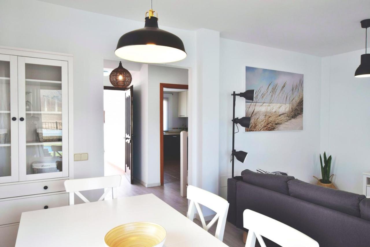 Blue With Private Pool, Bbq, Wifi - Suitable For Families By Holidays Villa *