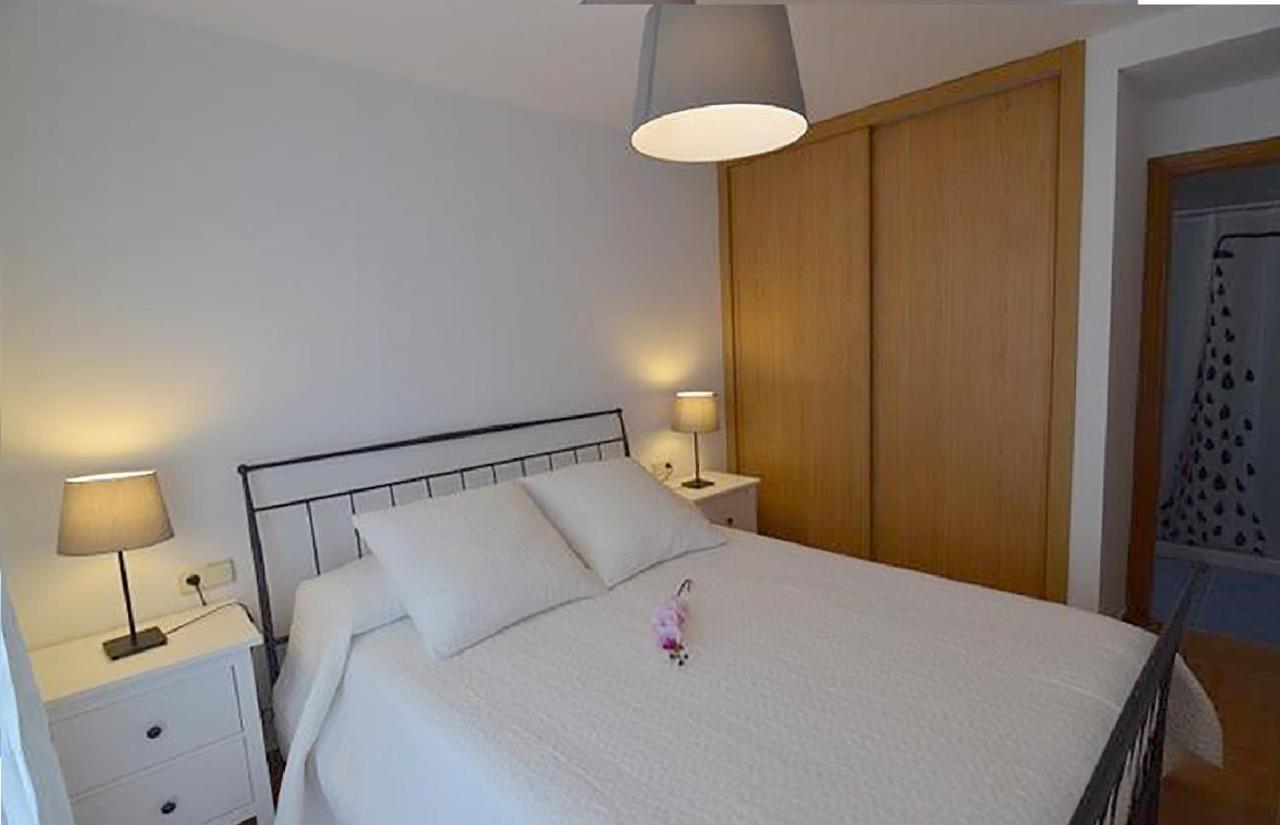 Blue With Private Pool, Bbq, Wifi - Suitable For Families By Holidays Villa