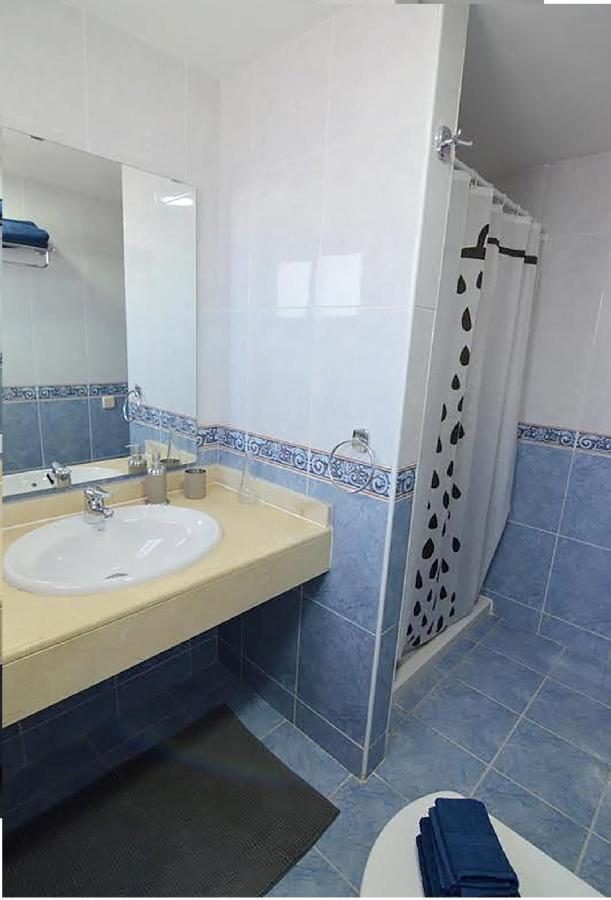 Blue With Private Pool, Bbq, Wifi - Suitable For Families By Holidays Villa