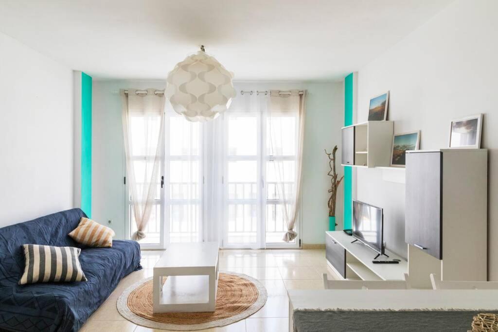 Luna De Lobos: Bright And Cozy In Bristol Apartment