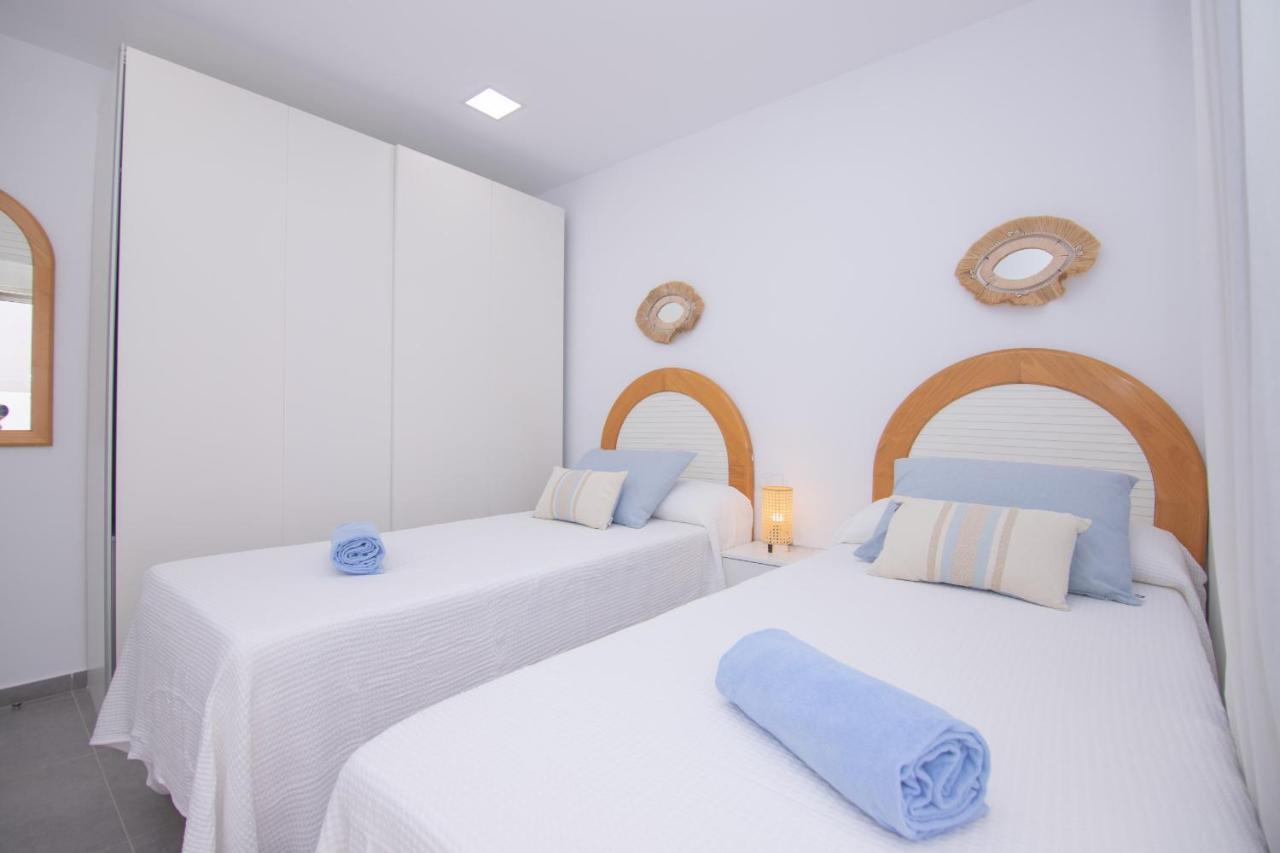 Family 6 Beachfront By Holidays *