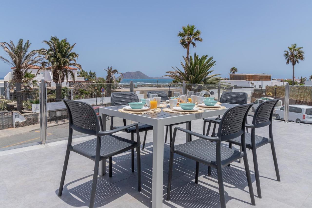 2 Beachfront By Holidays *