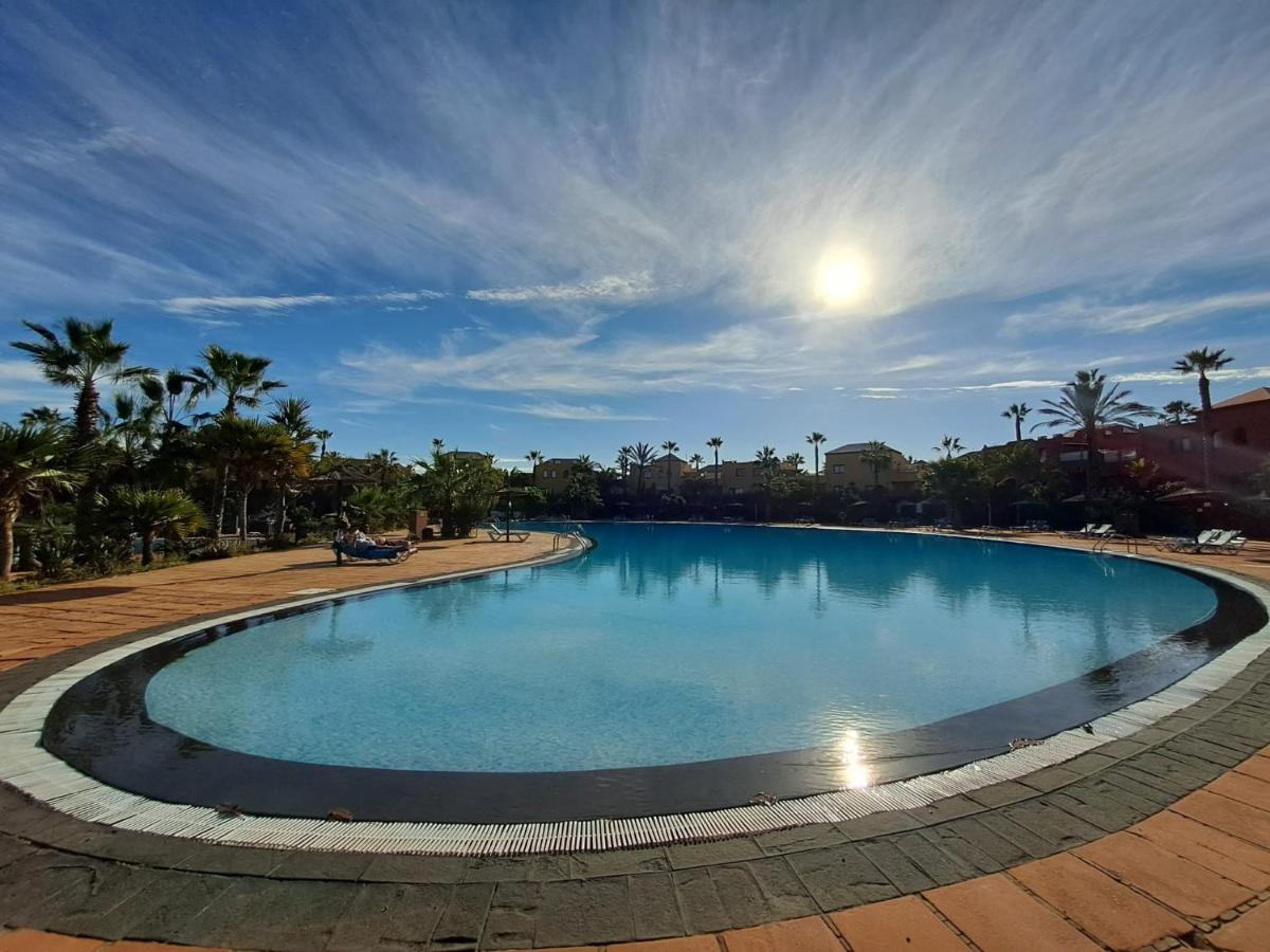 Apartment Tropical Garden Retreat: Private Terrace & Pool Oasis *