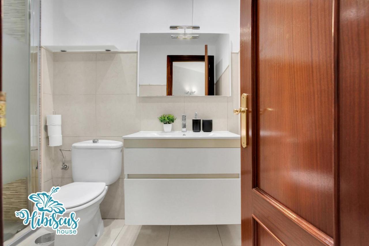 Hibiscus House, Charming 1-bed Flat Located 300 M From The Beach *