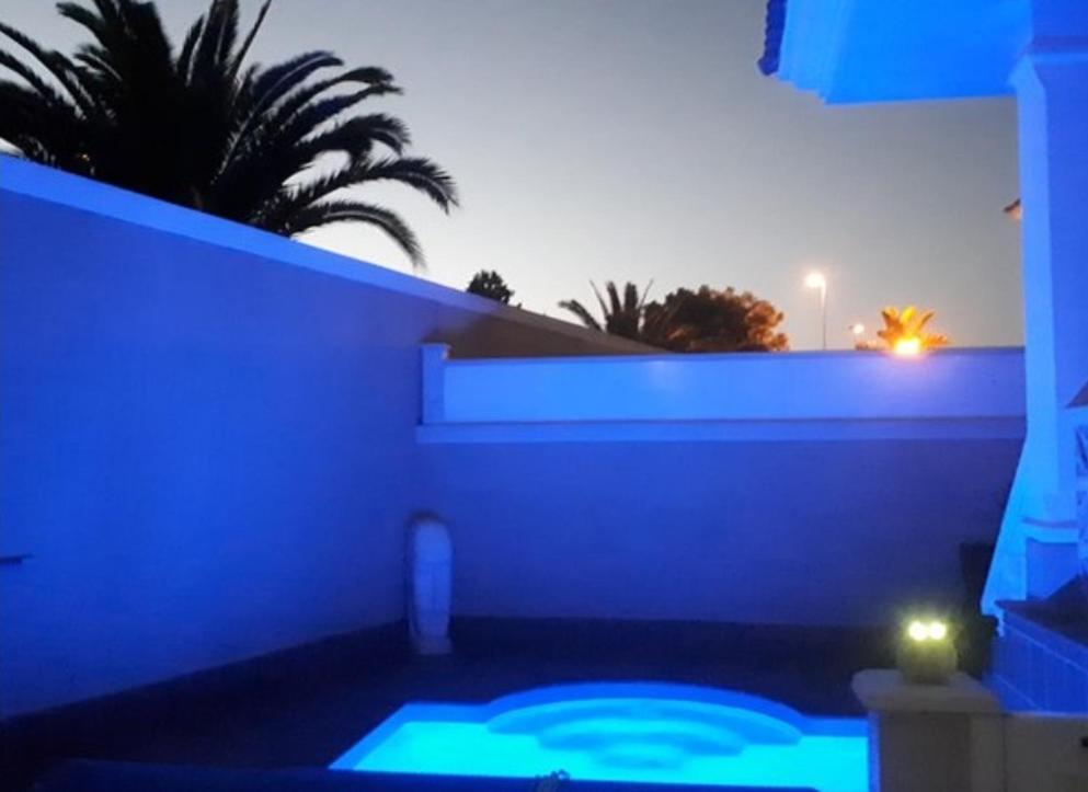 Serene Oasis: Private Pool With Hot Tub And Modern Comforts Villa