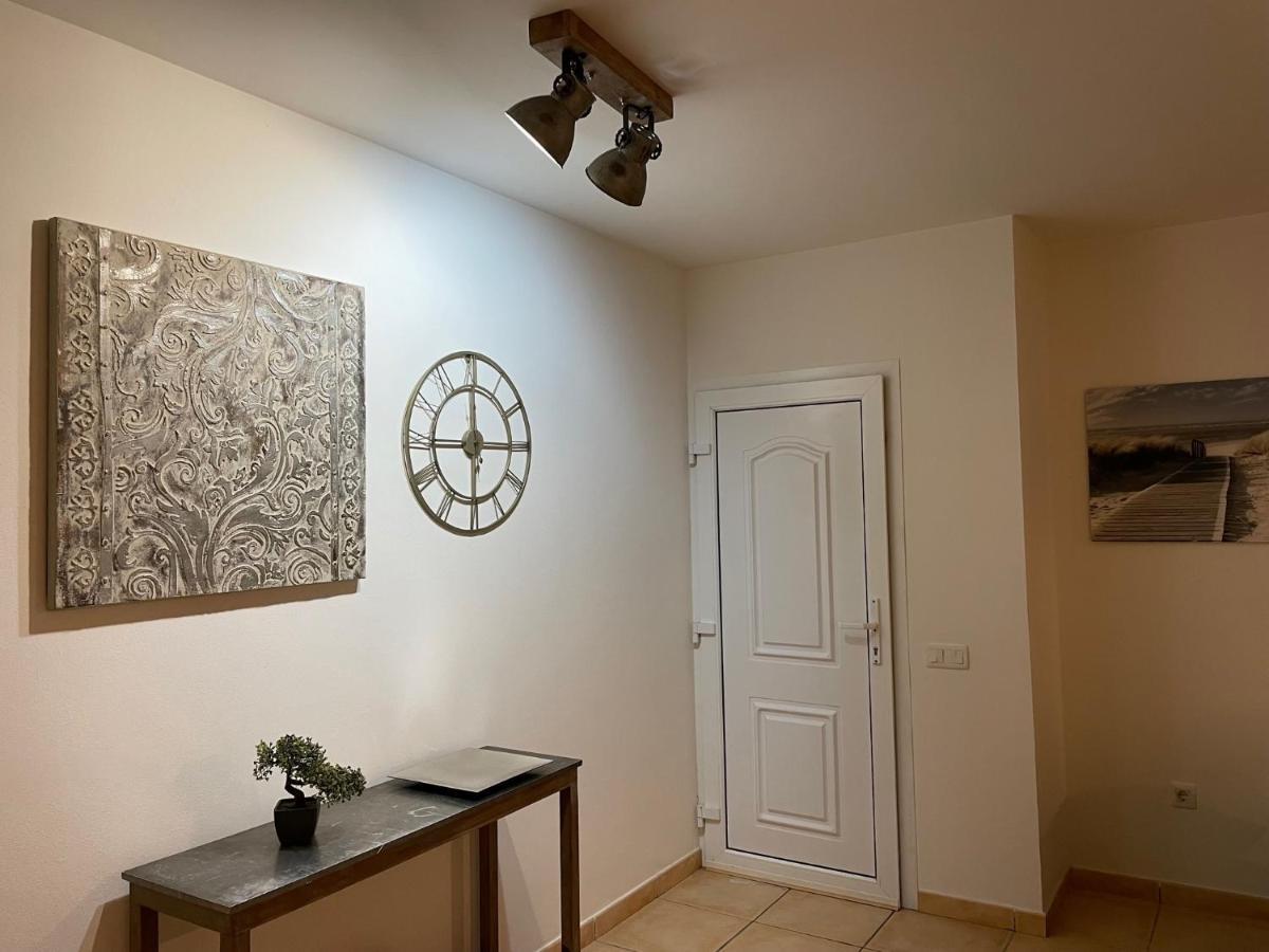 Ocean View Haven: Beachfront Retreat With Fiber Optic Internet Apartment *