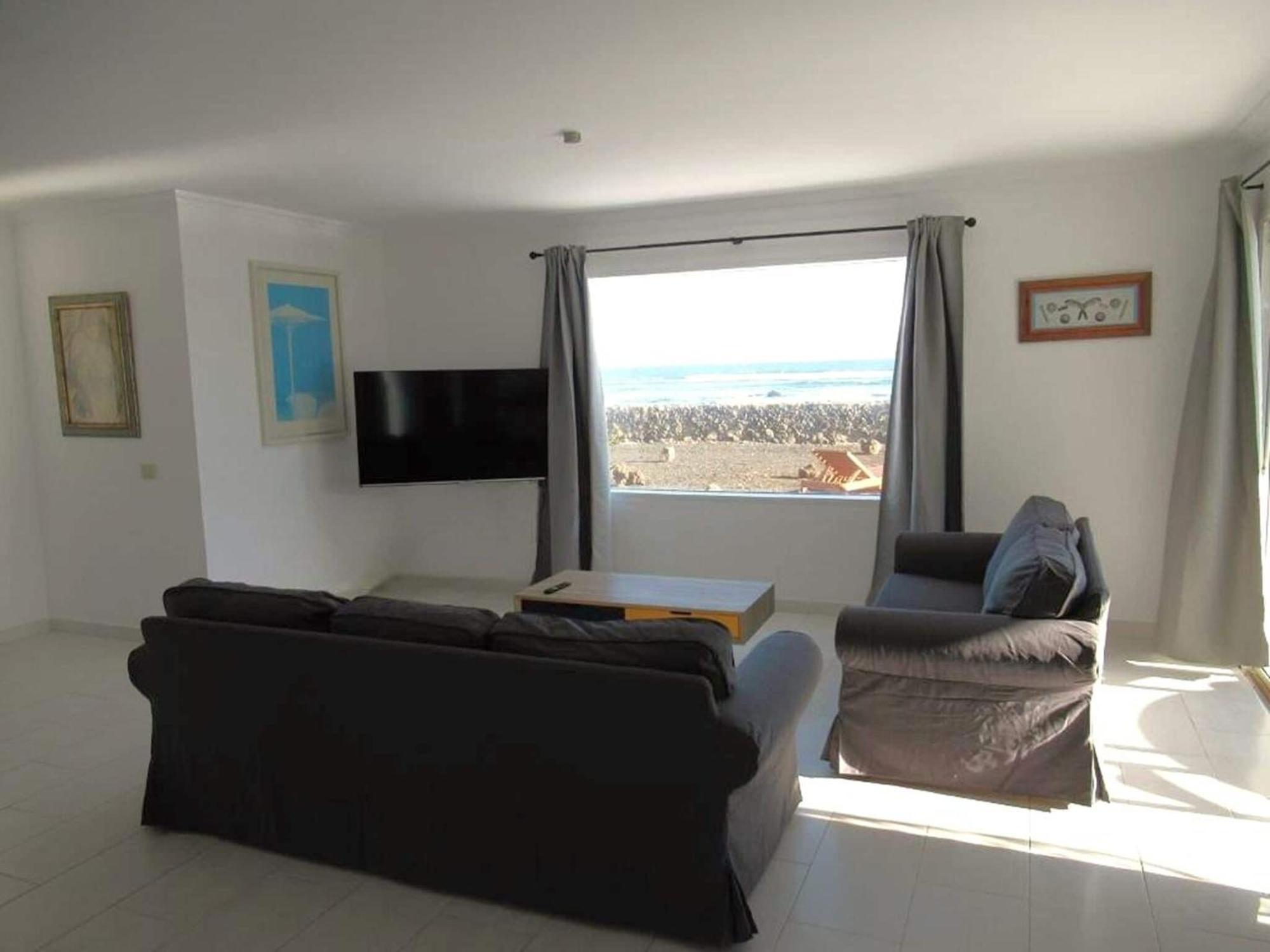 Villa With Pool And Private Access To The *