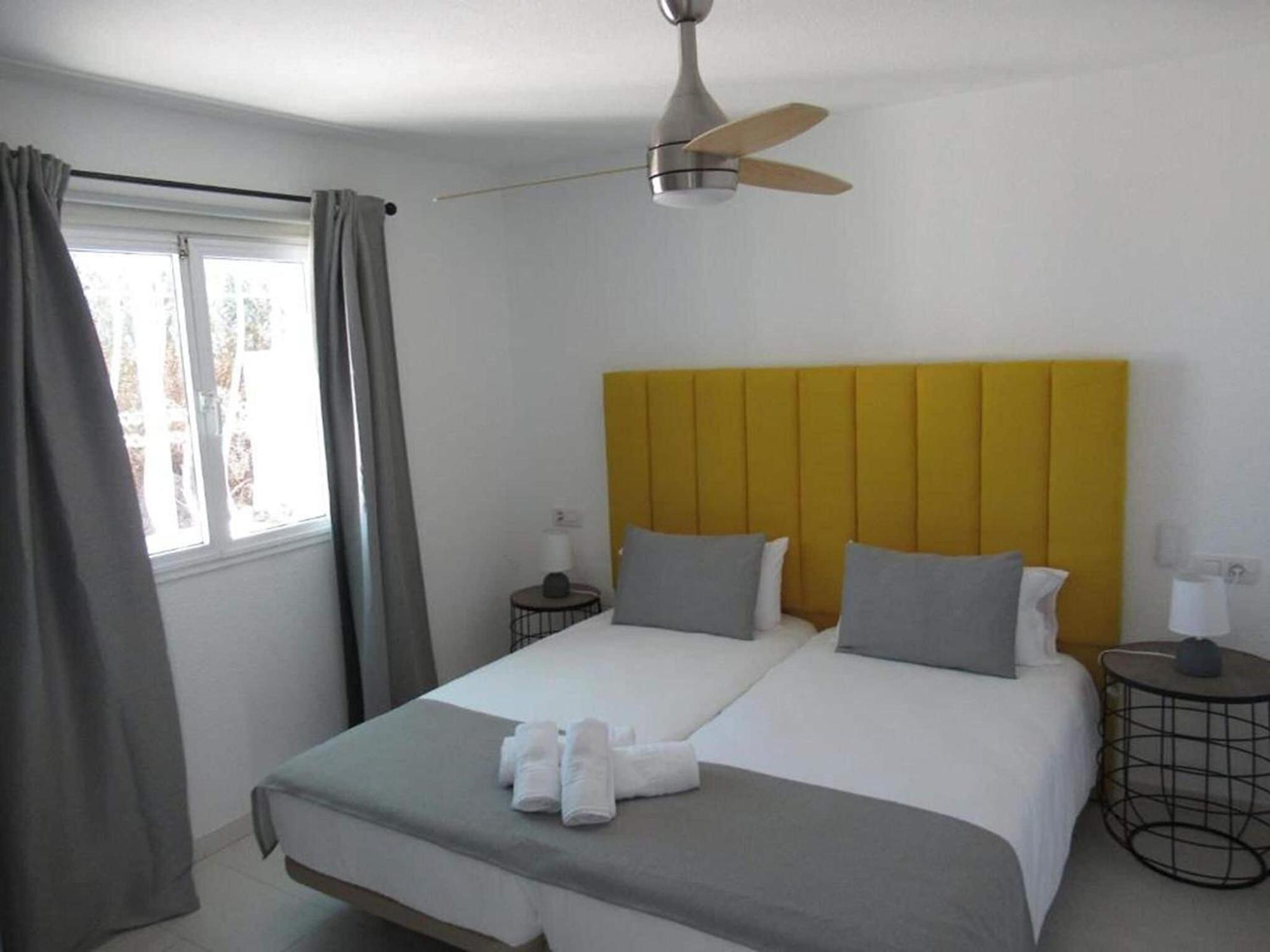 Villa With Pool And Private Access To The *