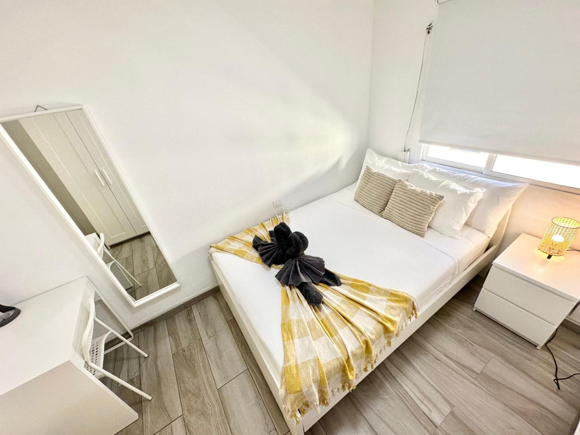Mango Sorbet Super Central, 3 Desks, High Speed Internet, 3 Bedrooms And 2 Bathrooms Apartment *