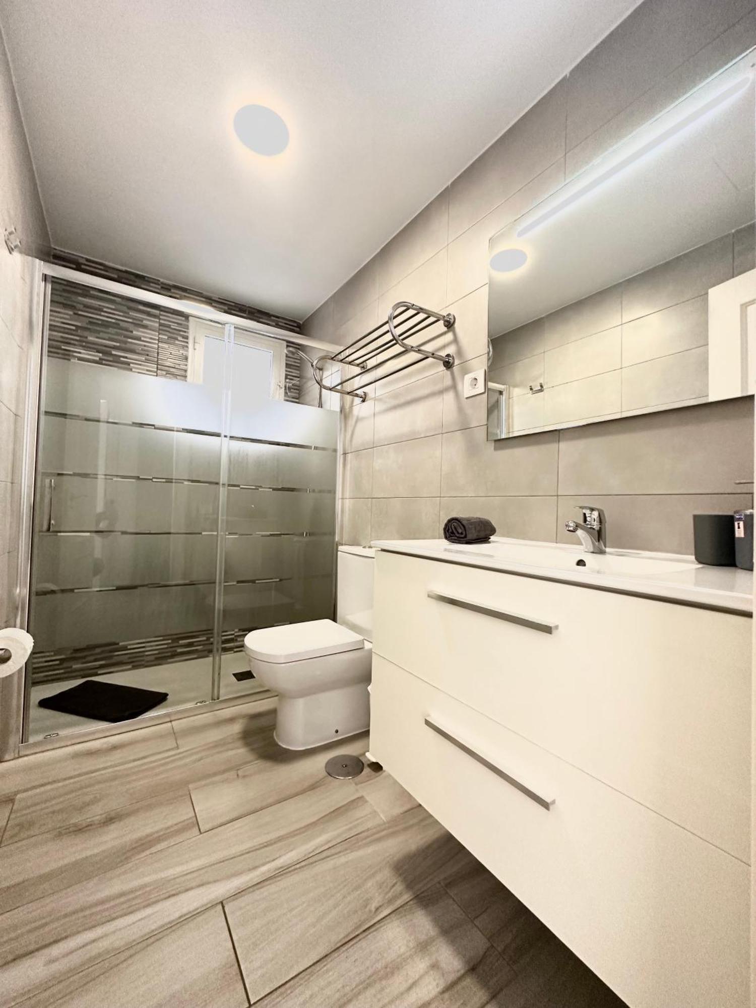 Mango Sorbet Super Central, 3 Desks, High Speed Internet, 3 Bedrooms And 2 Bathrooms Apartment