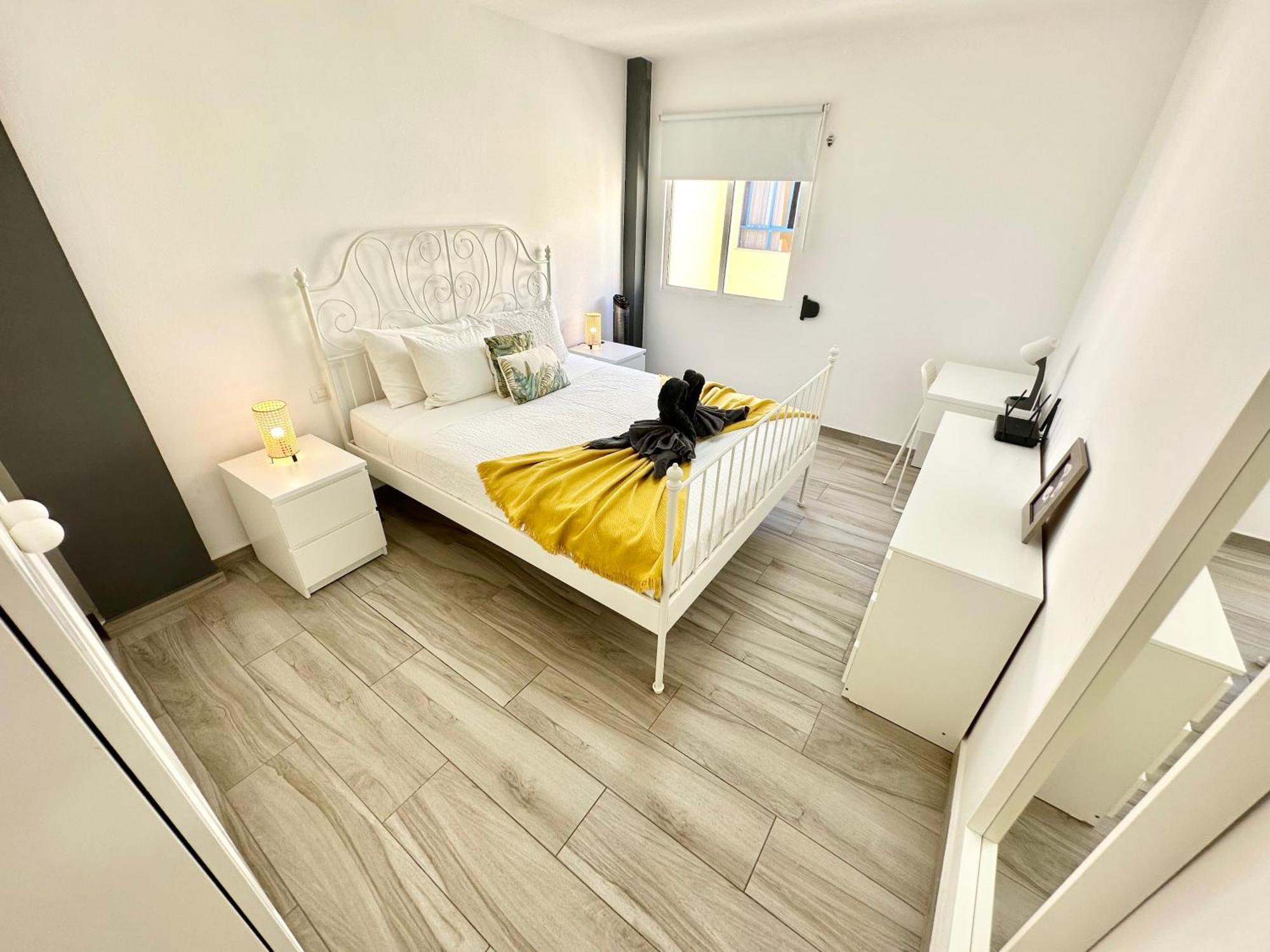 Mango Sorbet Super Central, 3 Desks, High Speed Internet, 3 Bedrooms And 2 Bathrooms