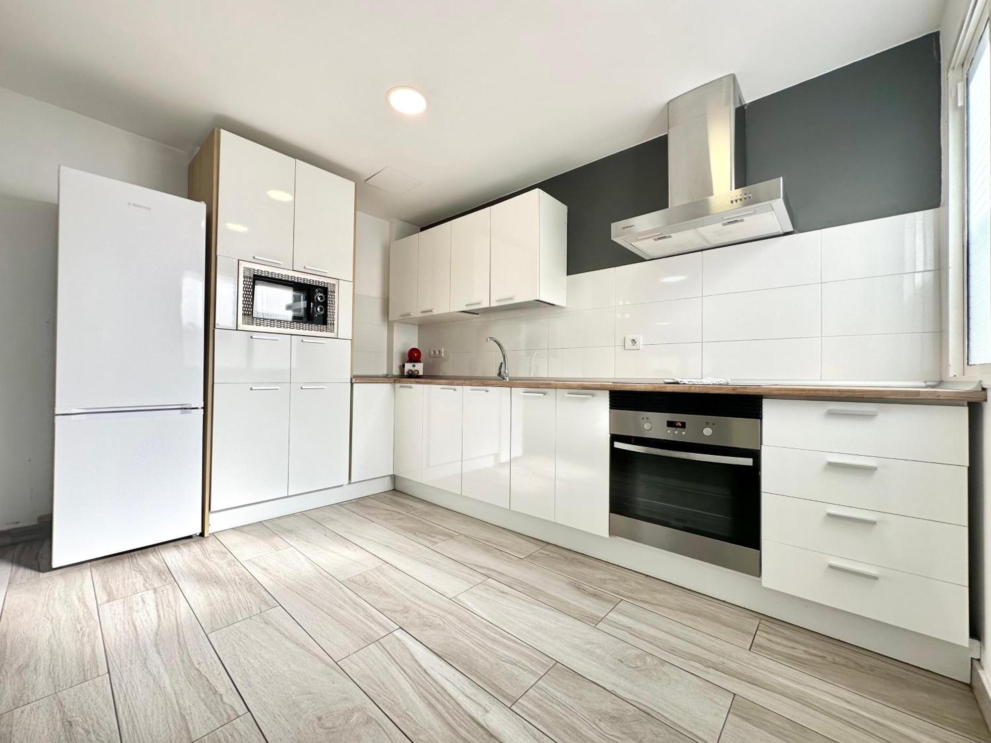 Mango Sorbet Super Central, 3 Desks, High Speed Internet, 3 Bedrooms And 2 Bathrooms Apartment *