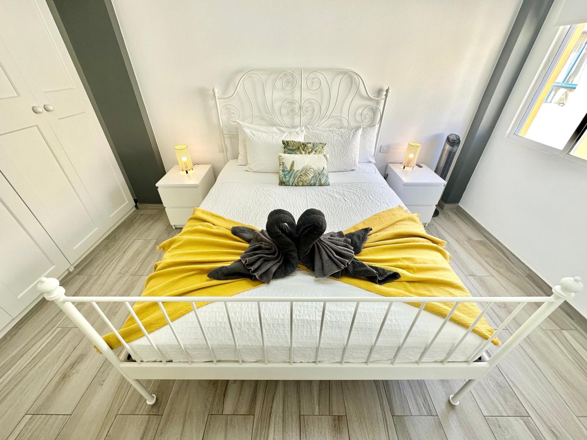 Apartment Mango Sorbet Super Central, 3 Desks, High Speed Internet, 3 Bedrooms And 2 Bathrooms