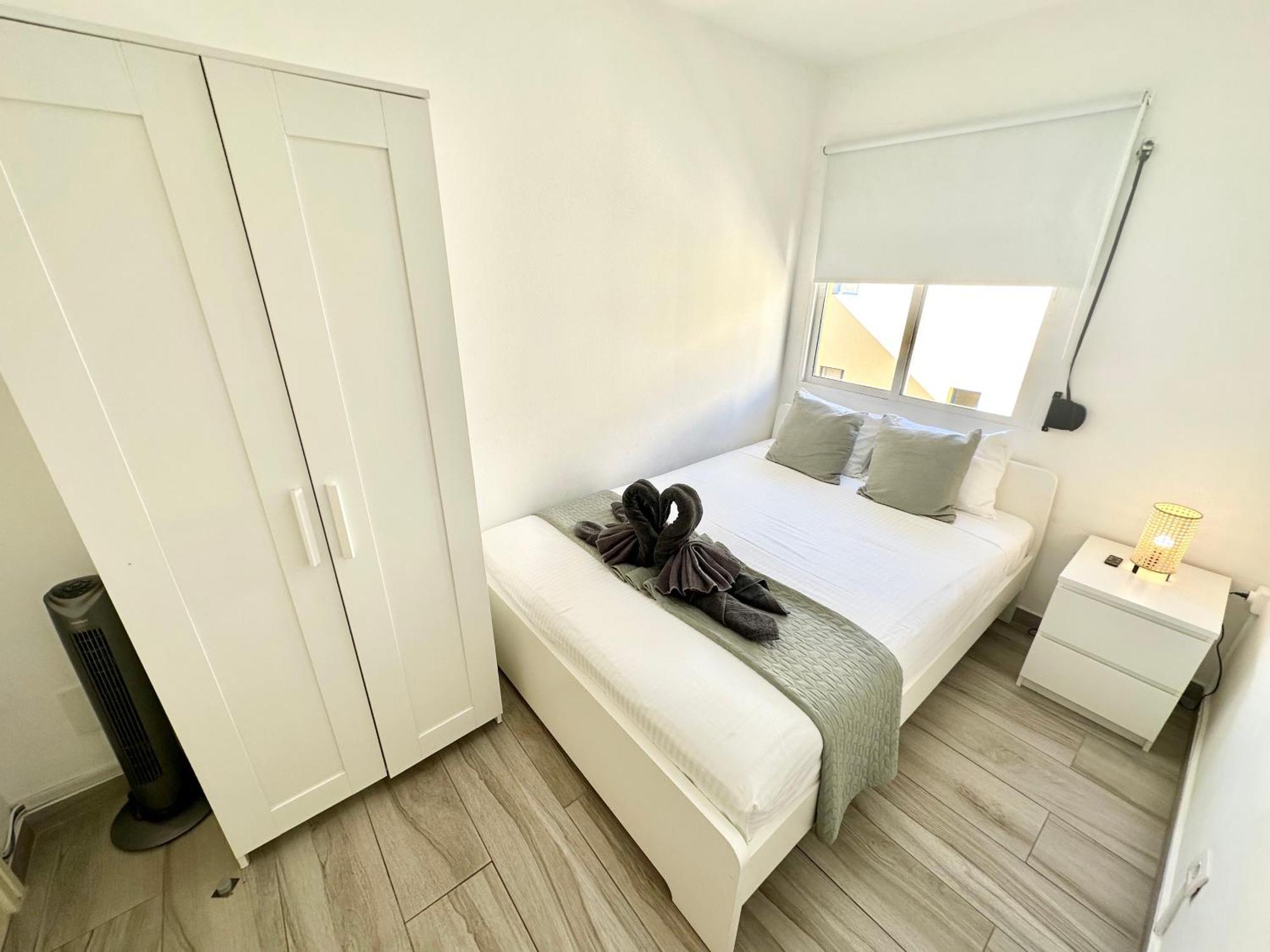 Mango Sorbet Super Central, 3 Desks, High Speed Internet, 3 Bedrooms And 2 Bathrooms Apartment *