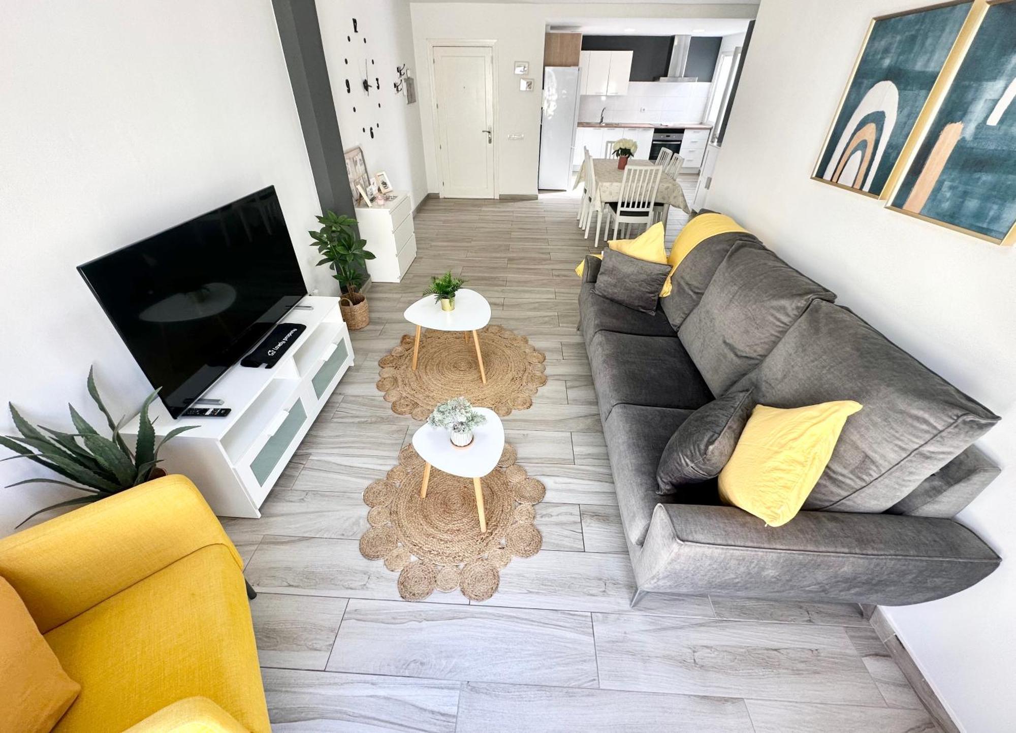 Mango Sorbet Super Central, 3 Desks, High Speed Internet, 3 Bedrooms And 2 Bathrooms Apartment *