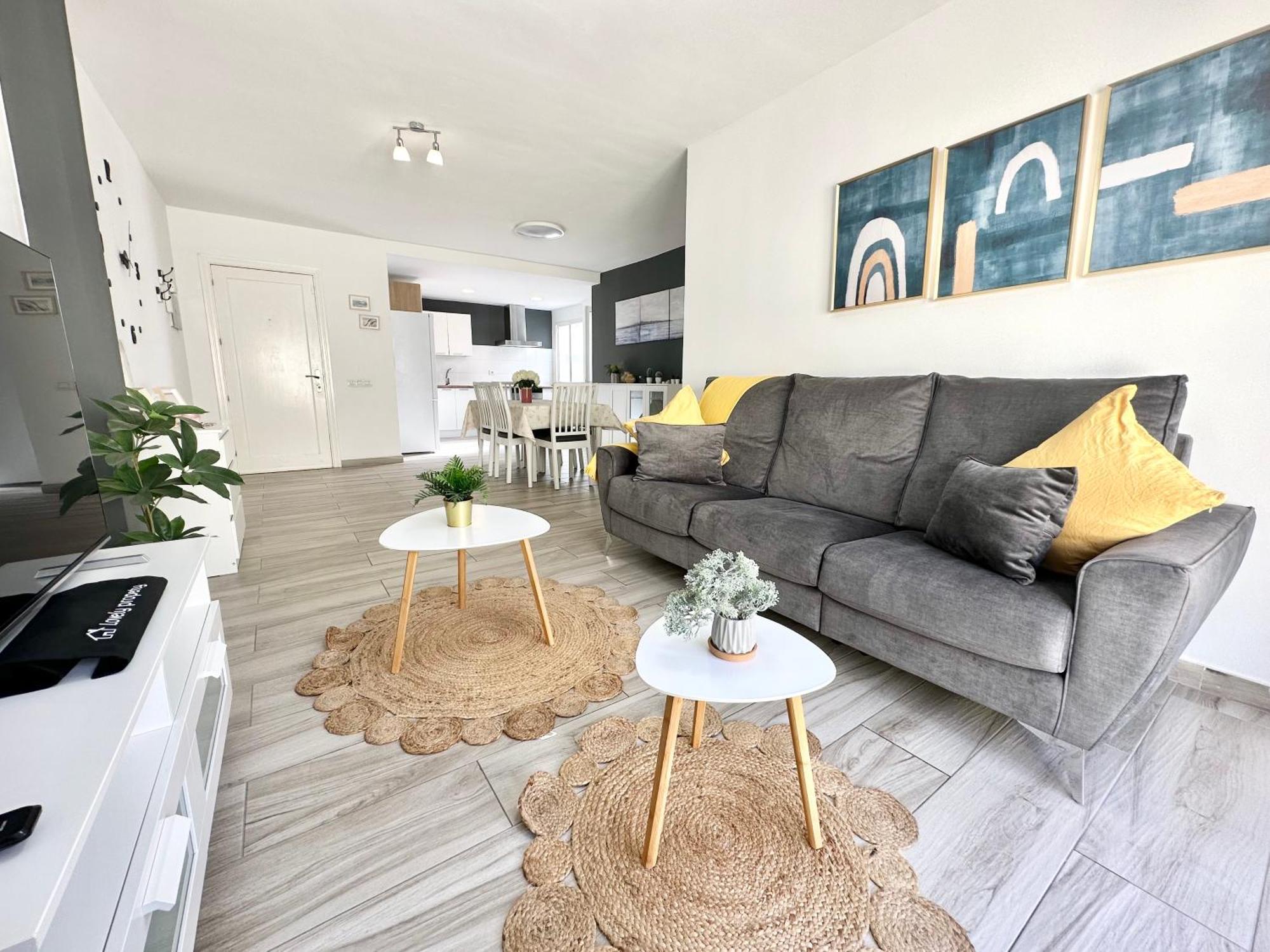 Apartment Mango Sorbet Super Central, 3 Desks, High Speed Internet, 3 Bedrooms And 2 Bathrooms *