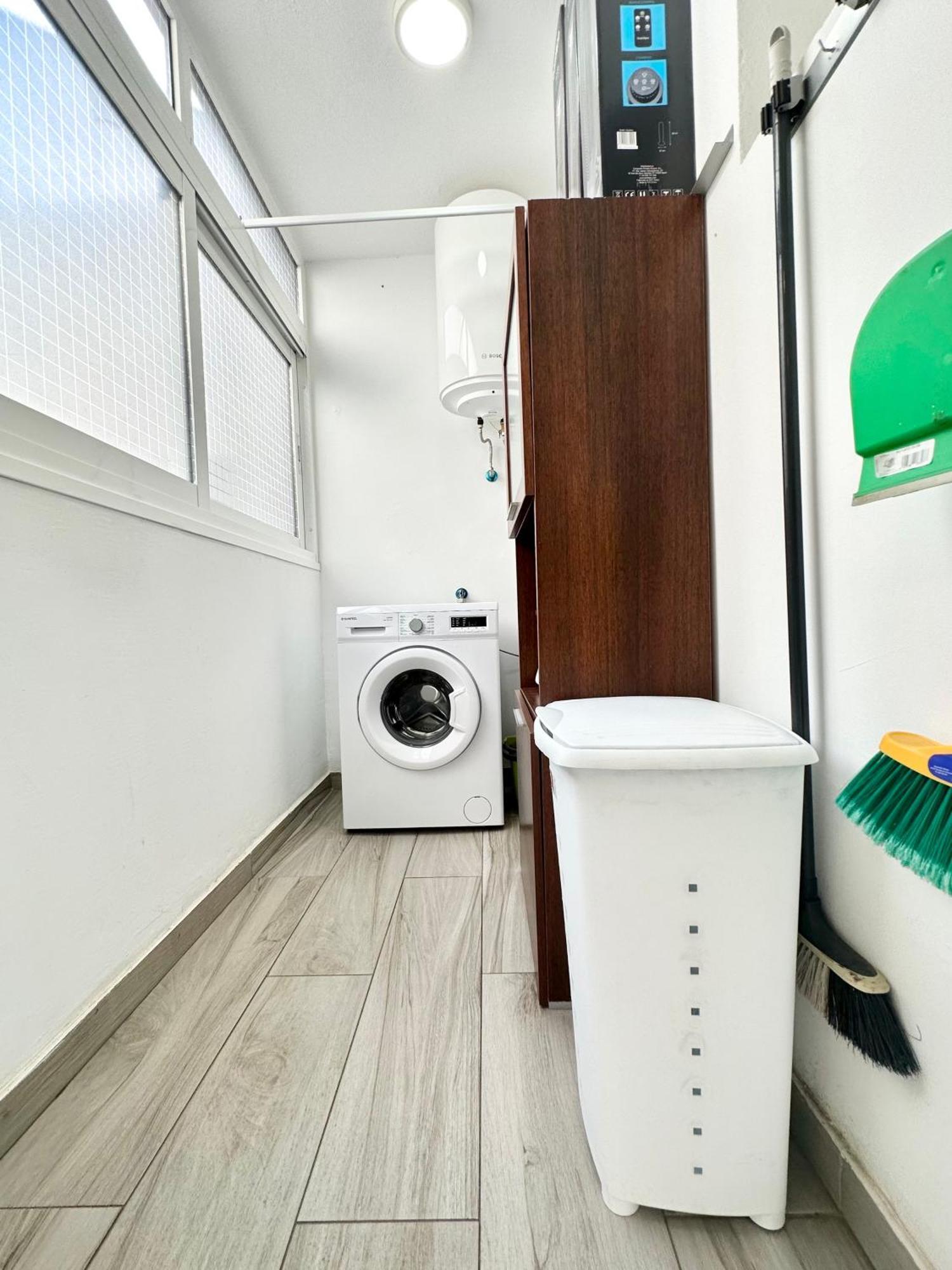 Mango Sorbet Super Central, 3 Desks, High Speed Internet, 3 Bedrooms And 2 Bathrooms Apartment