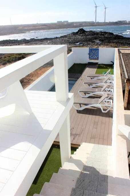 Blue Breeze House With Pool Facing Sea Vakantiehuis
