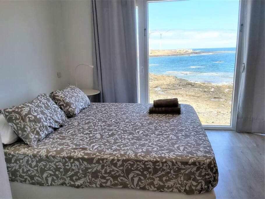 Vakantiehuis Blue Breeze House With Pool Facing Sea