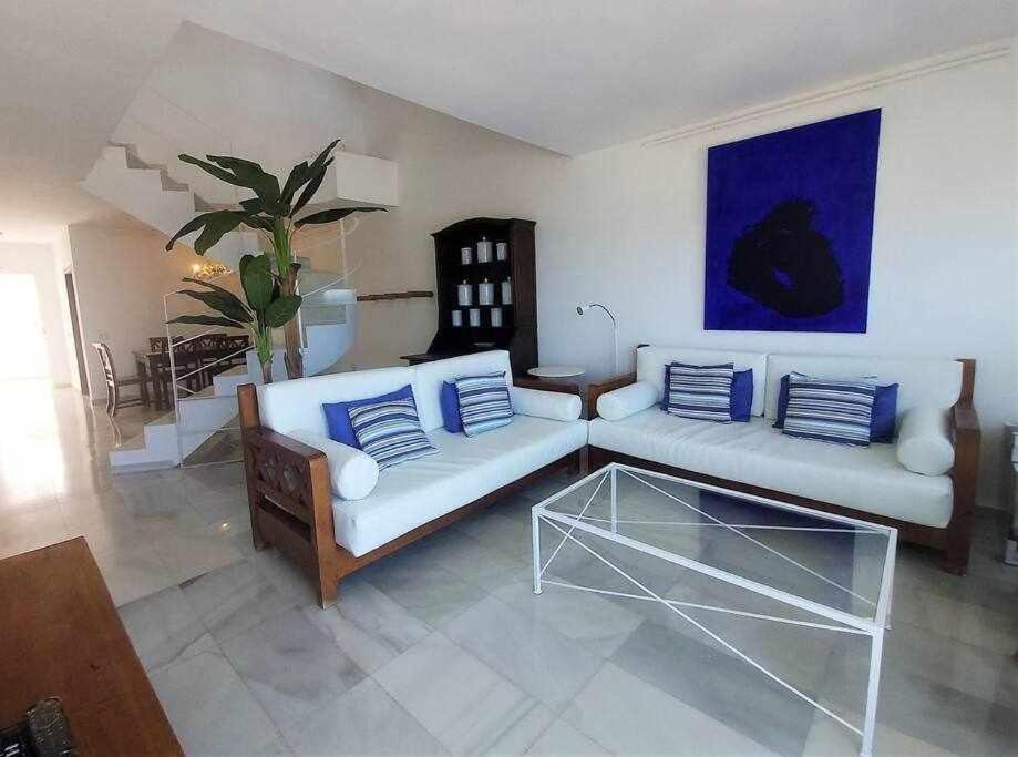 Blue Breeze House With Pool Facing Sea Vakantiehuis *